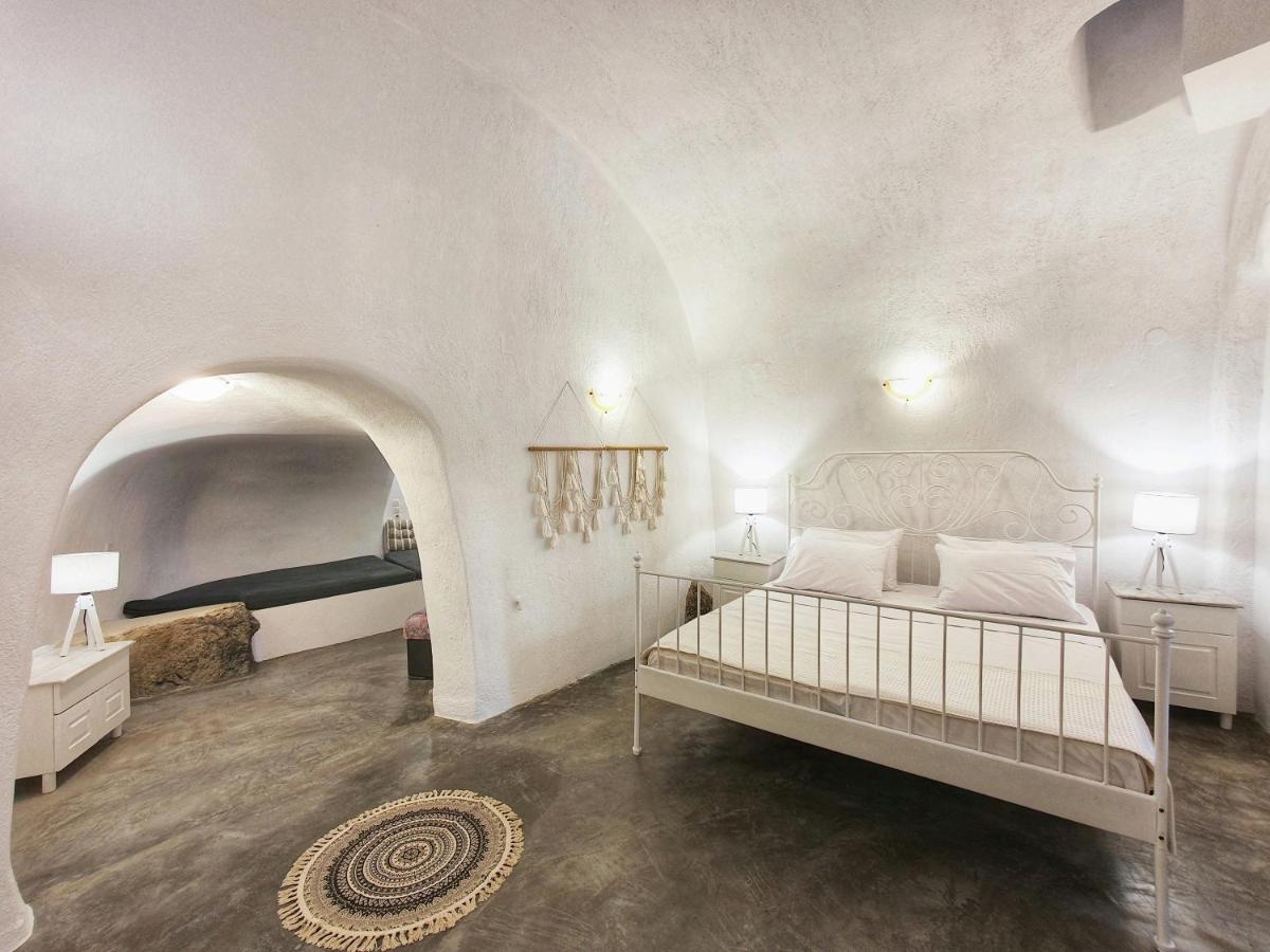 Navita Cave Houses Fira  Bagian luar foto