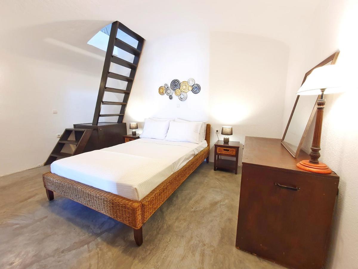 Navita Cave Houses Fira  Bagian luar foto
