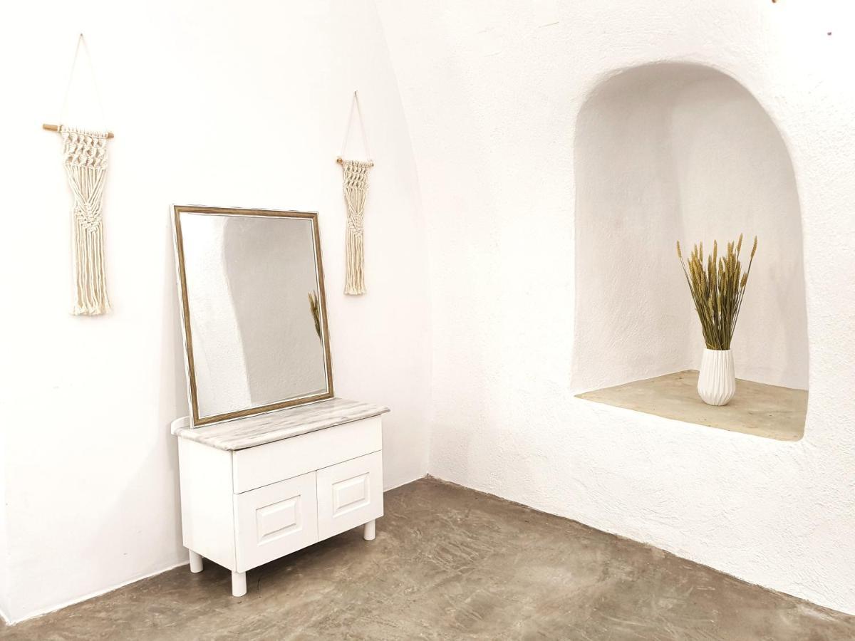 Navita Cave Houses Fira  Bagian luar foto