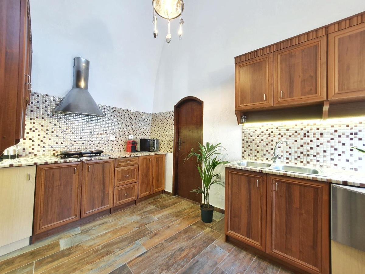 Navita Cave Houses Fira  Bagian luar foto