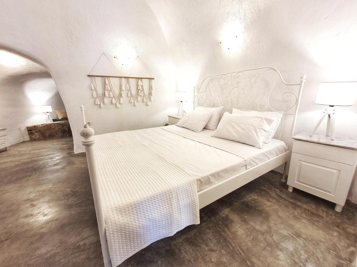 Navita Cave Houses Fira  Bagian luar foto