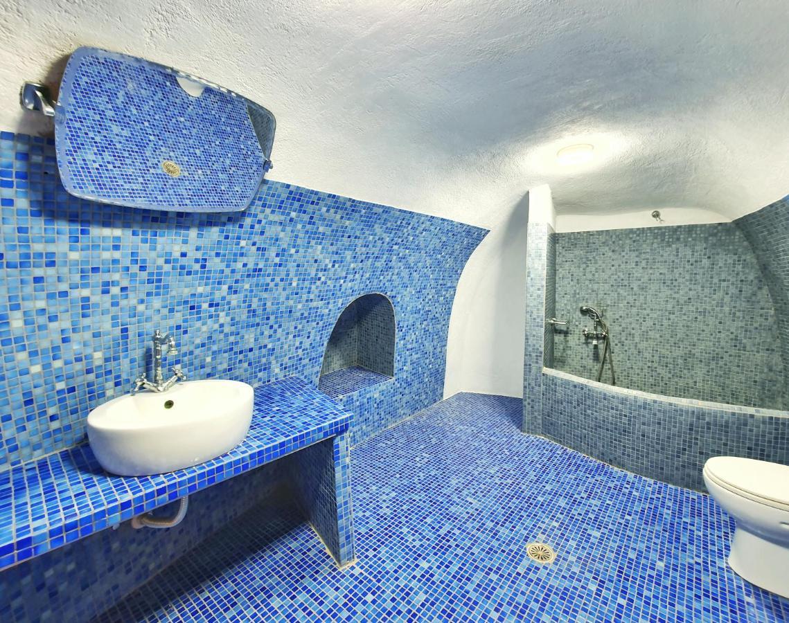 Navita Cave Houses Fira  Bagian luar foto