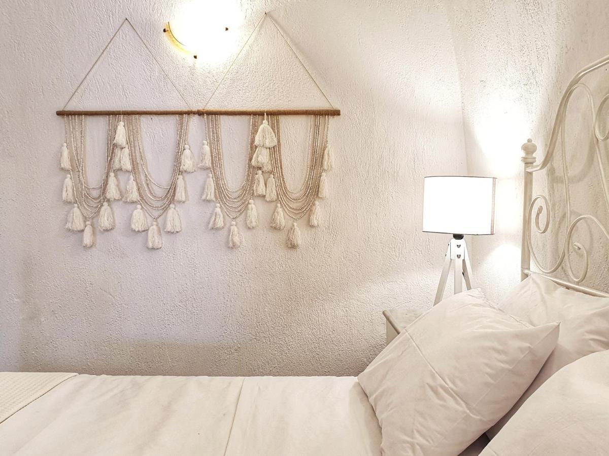 Navita Cave Houses Fira  Bagian luar foto