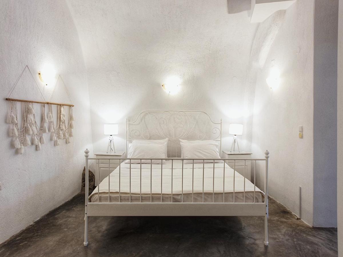 Navita Cave Houses Fira  Bagian luar foto