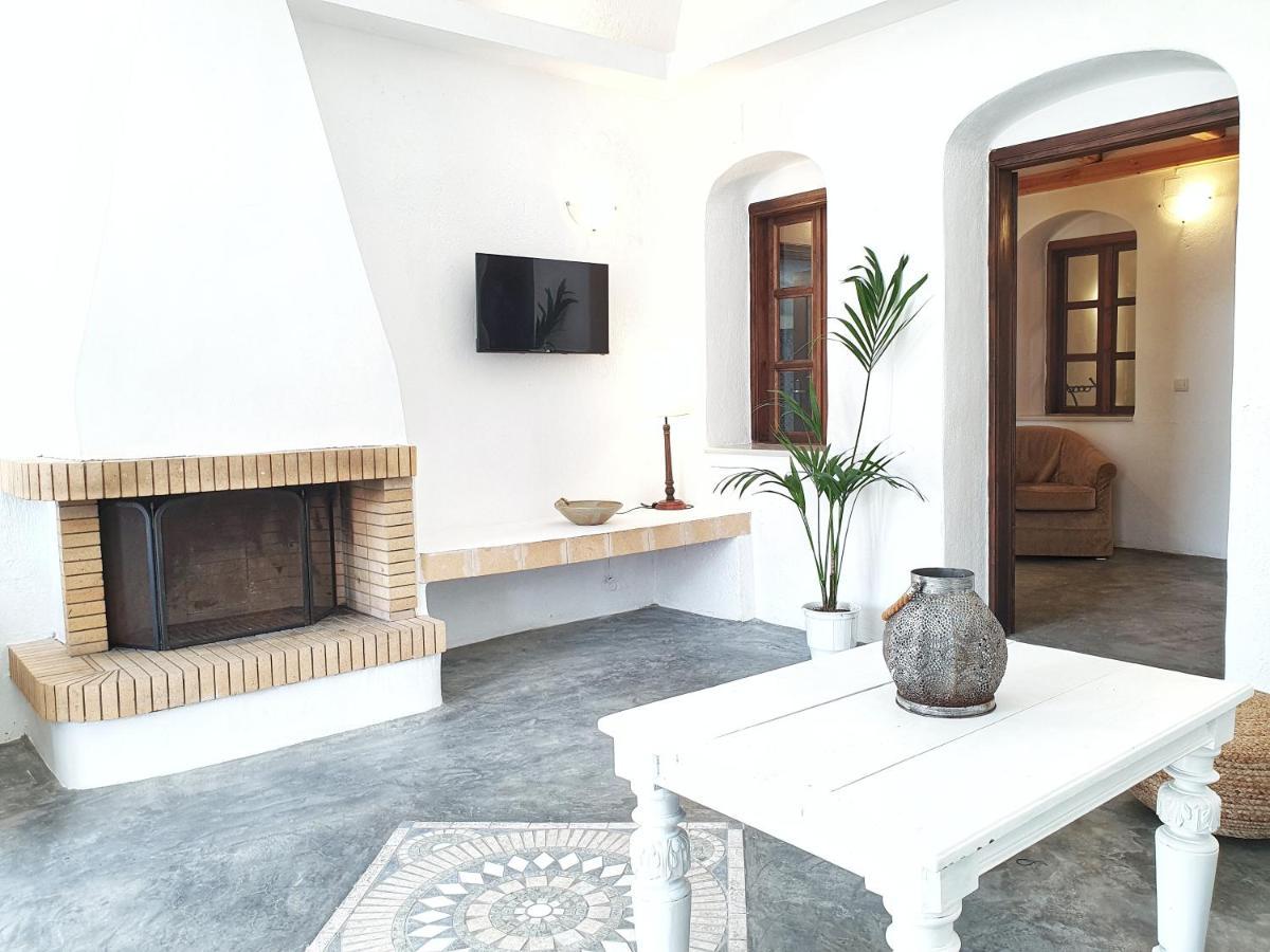 Navita Cave Houses Fira  Bagian luar foto